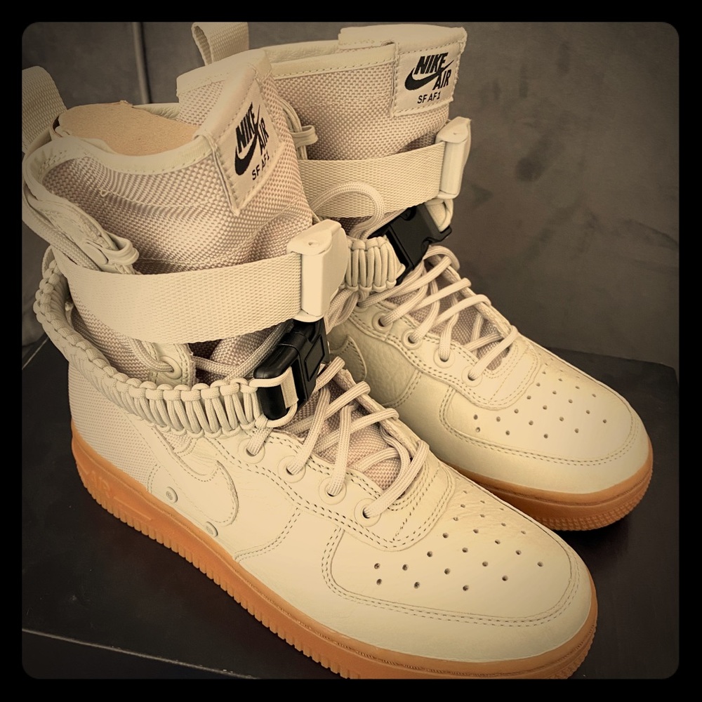 Nike Women high AF1 Light bone